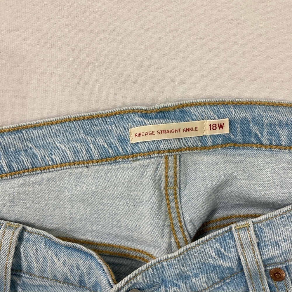 Levi's Light Wash Distressed Women’s Jeans - Picture 2 of 13